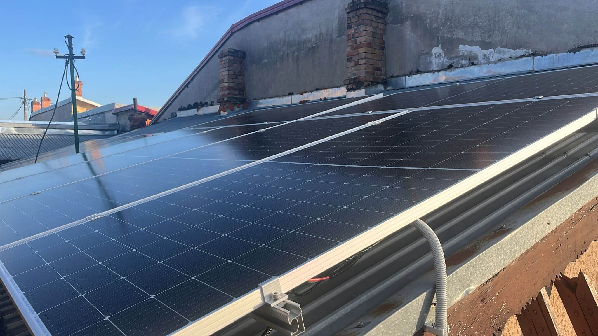 Kit fotovoltaic rezodential 5 Kwo si statie de incarcare masina electrica - AMAR SOLAR ENERGY